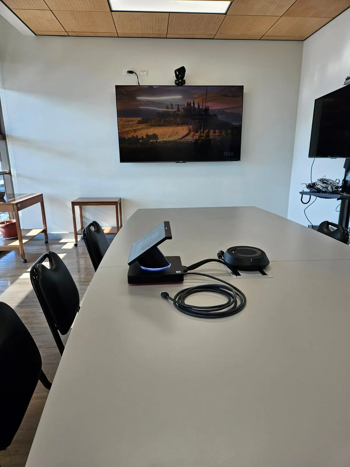 Pantalla y cámara de videoconferencia compacta instalada en un espacio de trabajo reducido